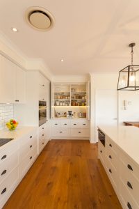 Exemple of black shell handles on classic kitchen