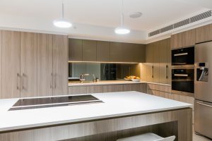 Modern Kitchen with tinted mirror splashback by Cuisine Kitchen Molendinar